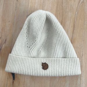 Fjall raven  directional rib beanie